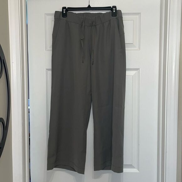 Lululemon On the Fly Wide-Leg 7/8 Pant *Woven
Grey Sage - Picture 1 of 6